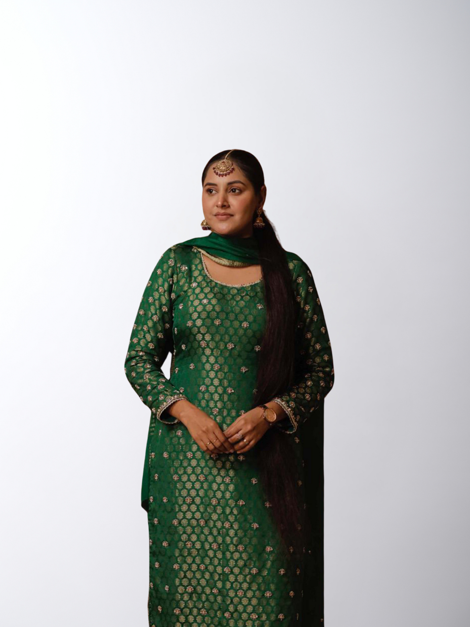 A woman with short hair styled in a sleek Indian ponytail, enhanced with Hair Haux extensions for extra volume and elegance.